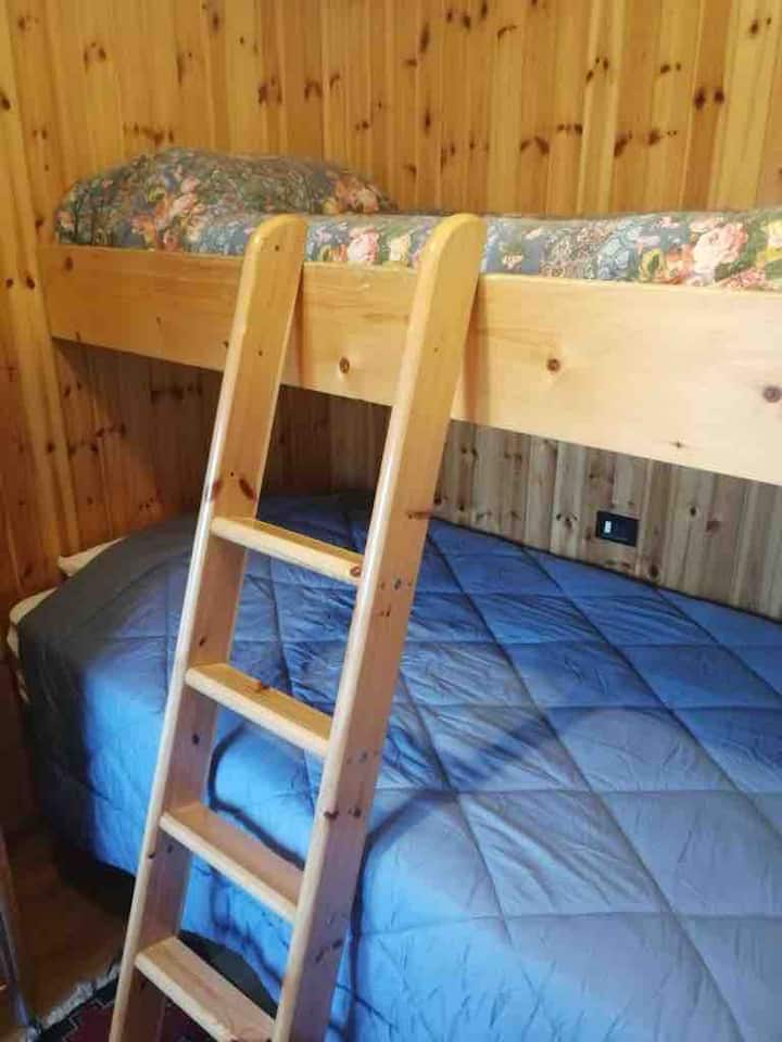 Спална соба со кревет на спрат, под еден и пол квадрат