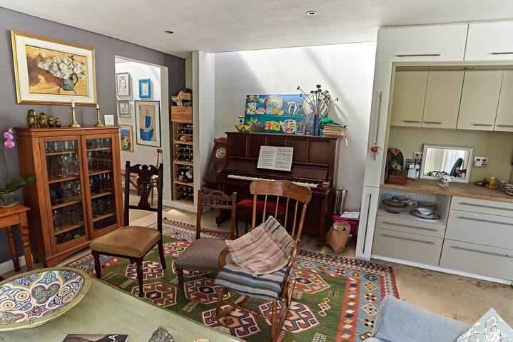 Comfortable and stylish Claremont Cottage gallery image 3