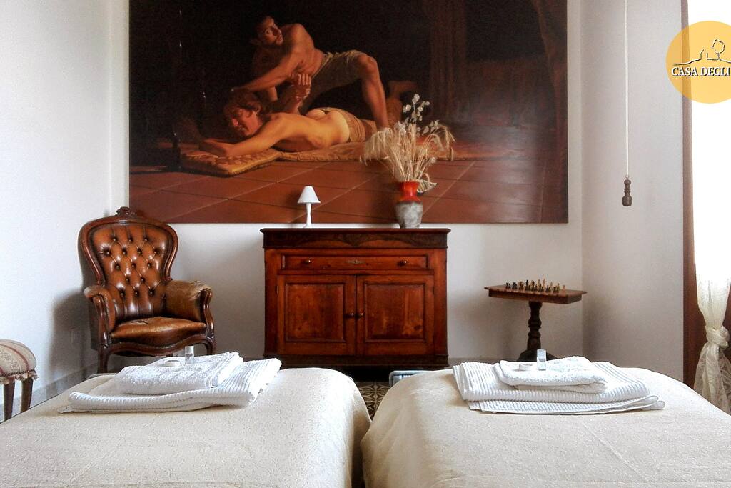 Room 1. (Room of Big Conversion)
La Casa degli Dei è un luogo ricco di suggestioni, dove arte, storia locale e cultura popolare si sposano perfettamente donando al soggiorno nella nostra struttura un tocco unico e inconfondibile