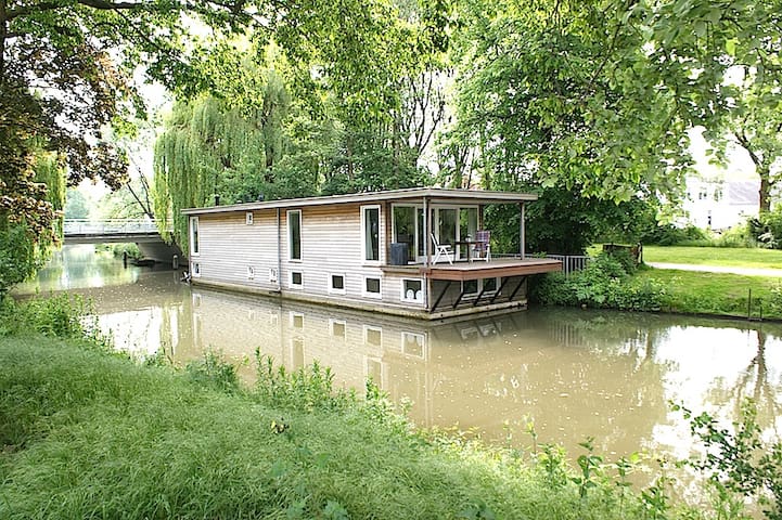 Great stay on a boathouse  in centre of Utrecht