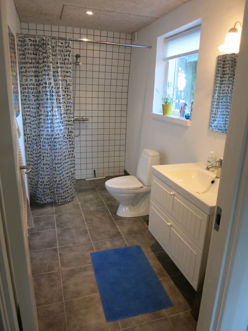 Badeværelse med brus