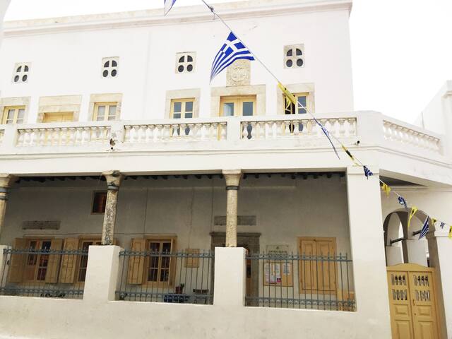 Cambanis Mansion-Mykonos splendid old world charm gallery image 5