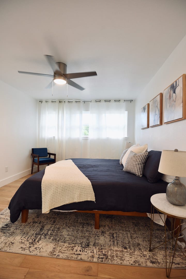 Msingi wa ndani na kitanda cha mfalme na topper ya povu ya kumbukumbu