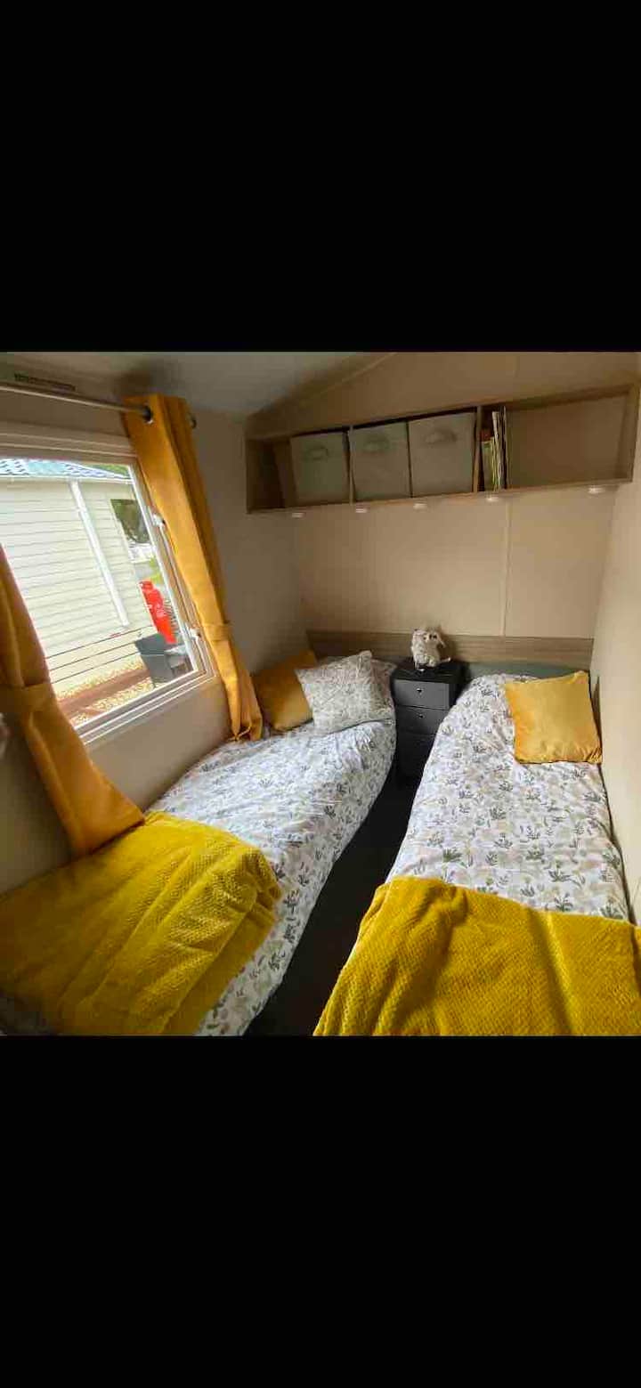 Стая с 2 отделни легла, която може да се превърне в двойна стая, ако е необходимо. 