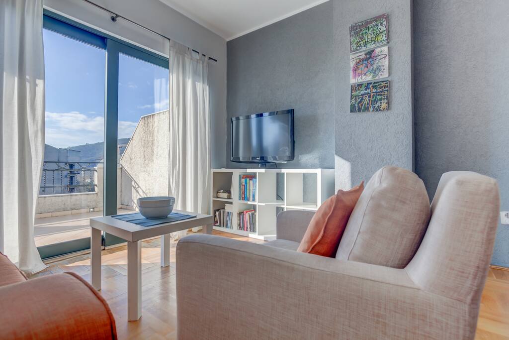 Living area - where to look? On flat TV screen or outside?