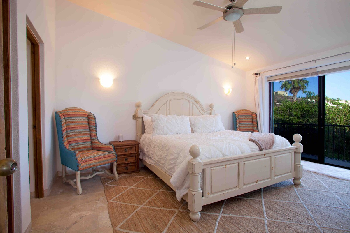 საწოლი 190×203 სმ, ხარისხიანი თეთრეული და დილაობით ოკეანის ნიავი.