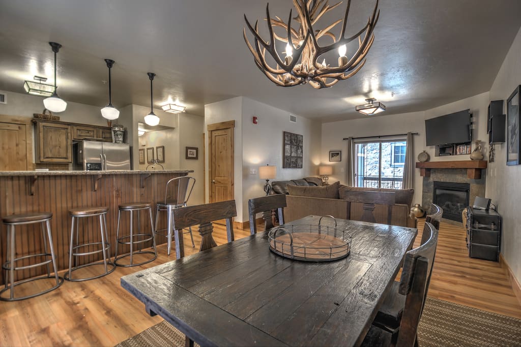 Dining Area - Seating for 6 at the table and 4 at the bar
