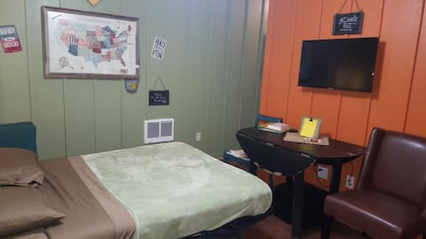 Top performing Airbnb: US 129 The Dragonfly Cottage ~ Keyless entry! in Knoxville