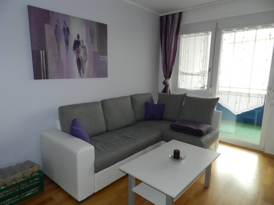 Vom Wohnzimmer aus kann man auf den Balkon gehen
