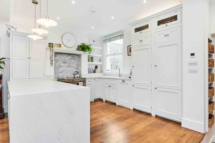 Immaculate Period Property with Stylish Interior Design gallery image 4