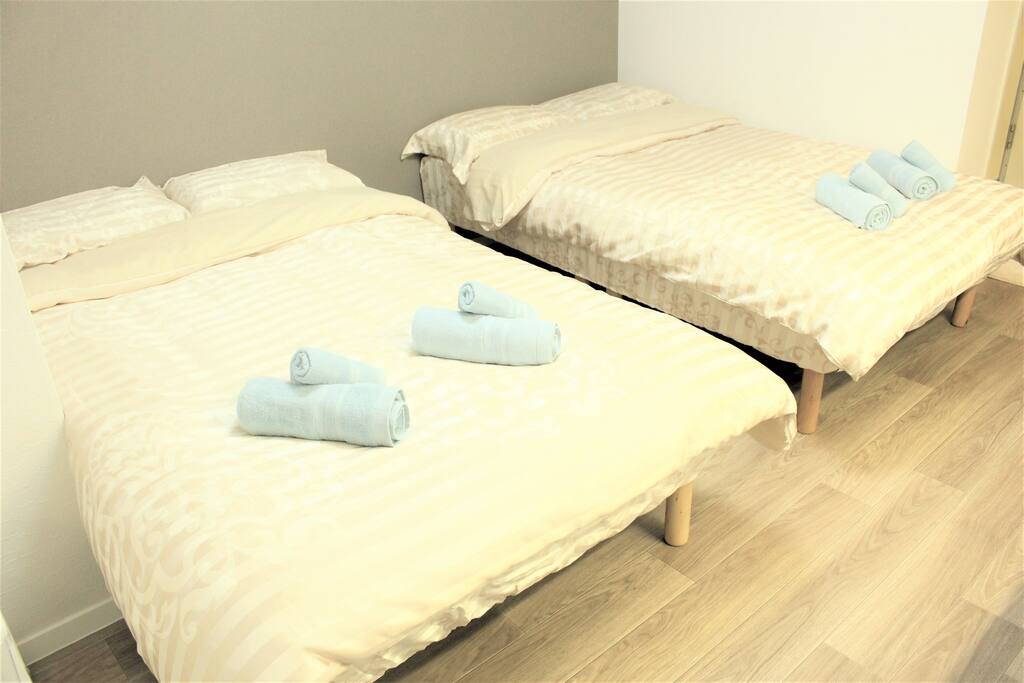 寝室 Bed room
セミダブルベッド×2
Semi-double bed×2