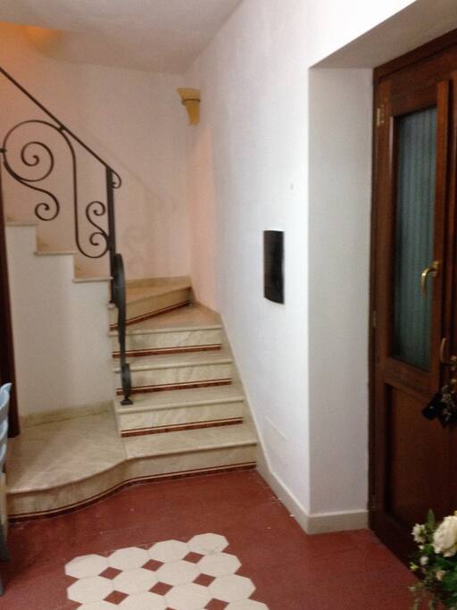 Scala e ingresso bagno con doccia piano terra