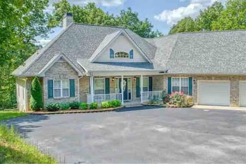 Luxury Home 3 bedroom 4 bath + Garage-New manager