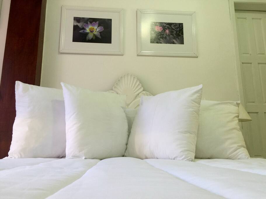 Cama de casal, finos lençóis, 4 travesseiros, 4 almofadas