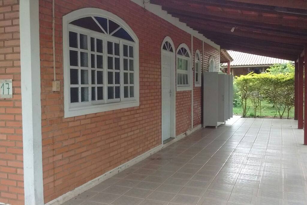 Essa é a garagem coberta e do outro lado então cabem mais 02 carros descobertos.