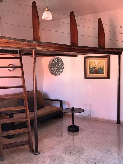 Foto Sala con Sofá cama y Tapanco