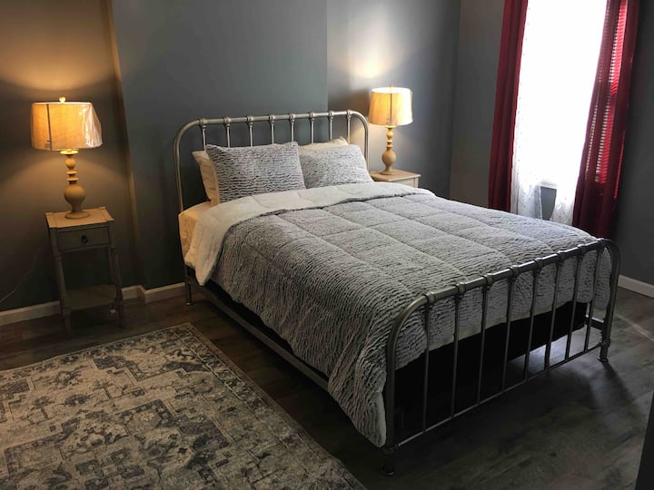 Large Master BR.with queen bed & attach walking closet & ceiling fan