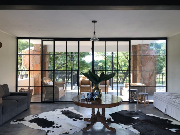 Stylish bush lodge in the Magaliesberg