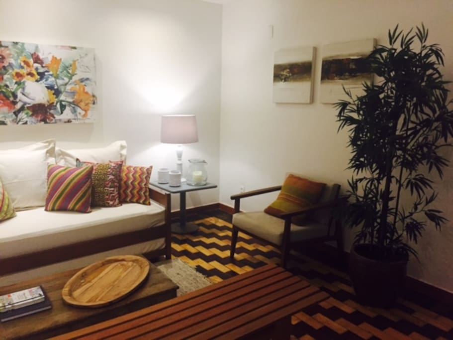 Sala de estar com poltrona para TV