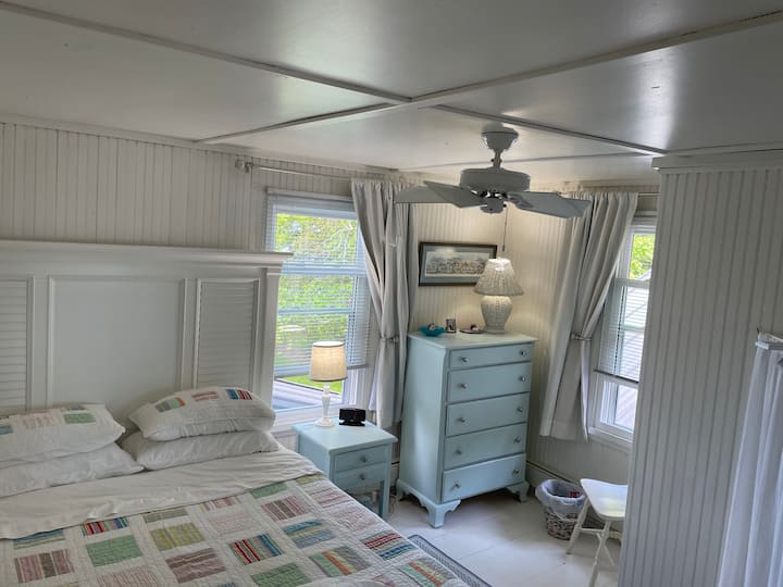 ห้องนอนริมทะเลสาบพร้อมเตียงขนาดควีนไซส์