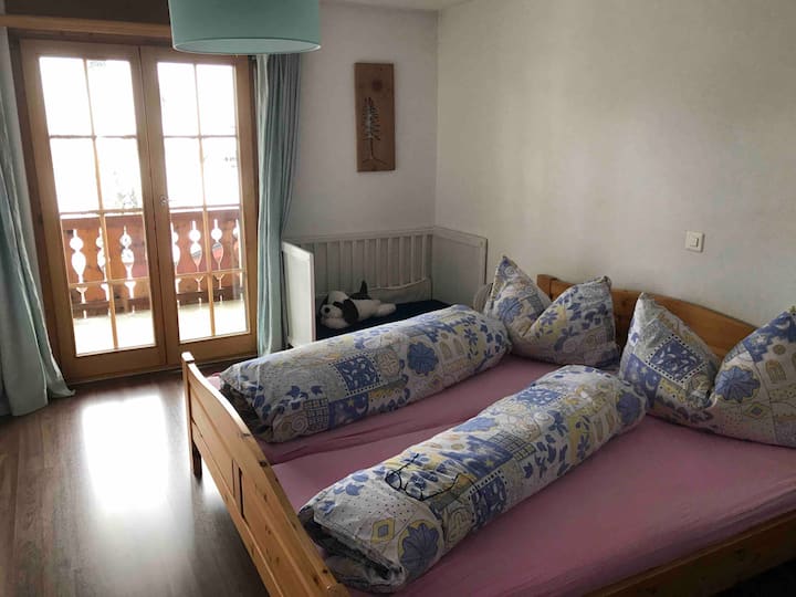 Chambre avec lit bébé 