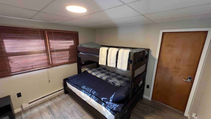 Quarto 4, crianças, Max e Lily Farmhouse Beliche Twin XL sobre camas queen; inclui tomadas com USB A e C