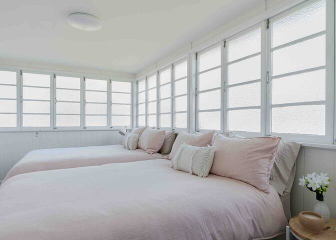 Black Cockatoo Tyalgum gallery image 4