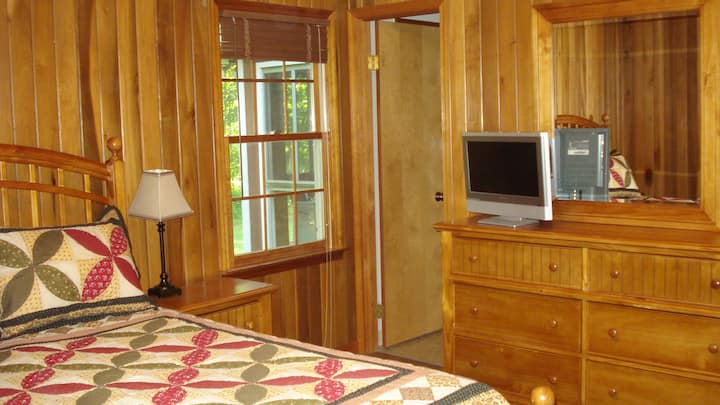 Ხის მყარი ავეჯი და პანელები მთავარ საძინებელში. Ტელევიზია სატელიტით