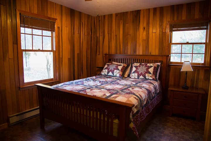 მე-2 საძინებელი საწოლით და ხის წვრილი ავეჯითა და პანელით