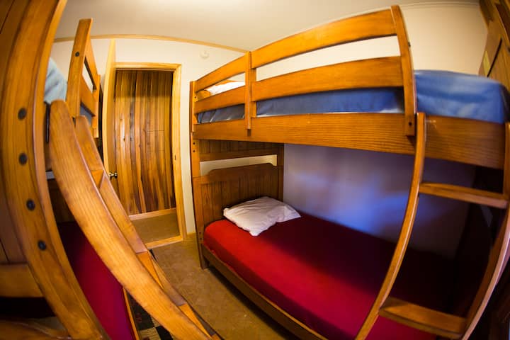 4 ორადგილიანი საწოლი ორსართულიან ოთახში მდელოების ხედით