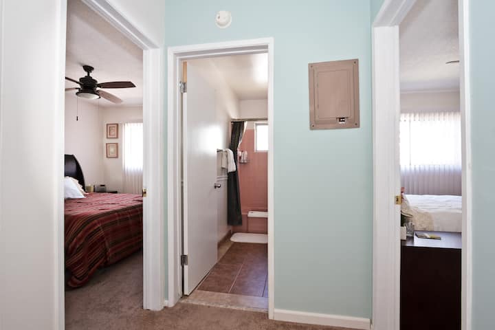 يسار: غرفة نوم بسرير كينج وسط:  الحمام على اليمين: غرفة نوم ثانية بسرير كوين