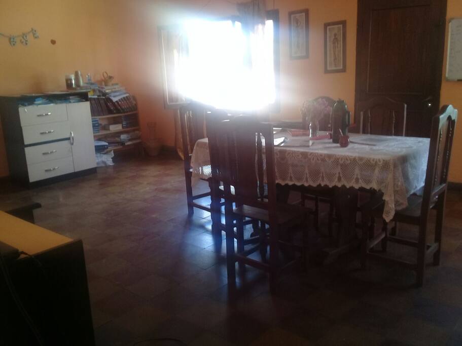 Living comedor. Espacio a compartir. Allí puedes sentarte a leer tranquilamente. También usar la computadora conectada a wi fi o acceder al balcón.