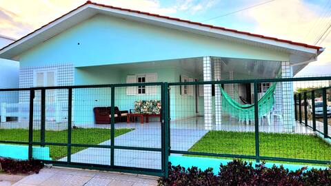 Casa Verde, 1 block from the sea, Wi-Fi, air-conditioning