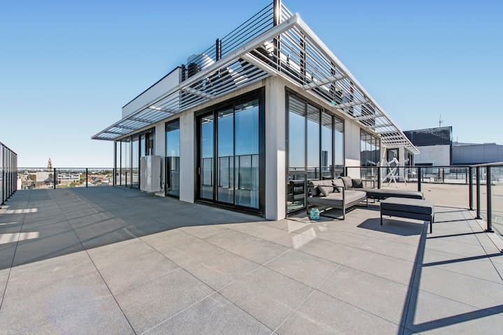 Spectacular Penthouse with City and Bay Views gallery image 2