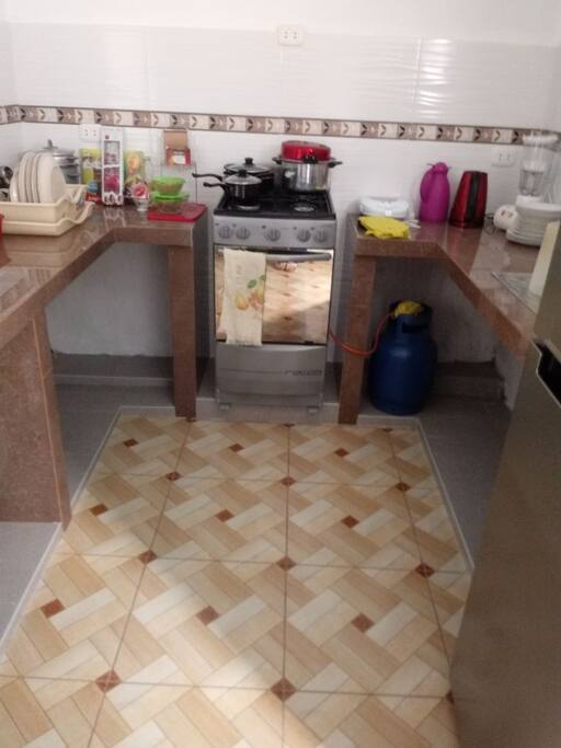 Cocina y refrigeradora a disposición de los huéspedes