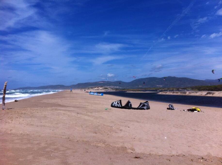 12 km di spiaggia, con laguna per pricipianti kite e windsurf, possibilita noleggio canoa per risalire il coghinas