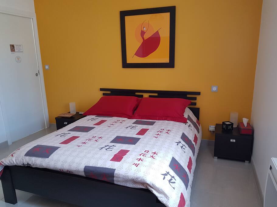 Chambre 1 de 12 m², literie neuve et confortable.
Nuit calme assurée.
Dressing