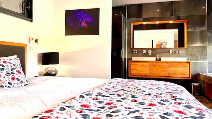 Основен апартамент с изглед към басейна, съблекалня , душ кабина и вана. 200*200 легло с топ матрак за леки нощи и възвишено събуждане.