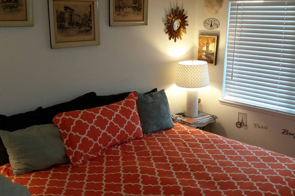 Cozy bedding! Extra sleeping pillows!