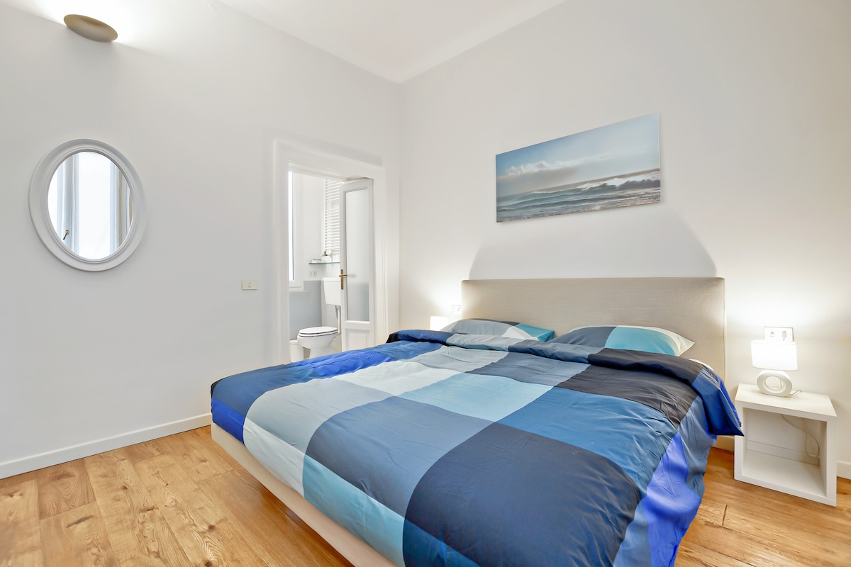 Slaapkamer met privébadkamer