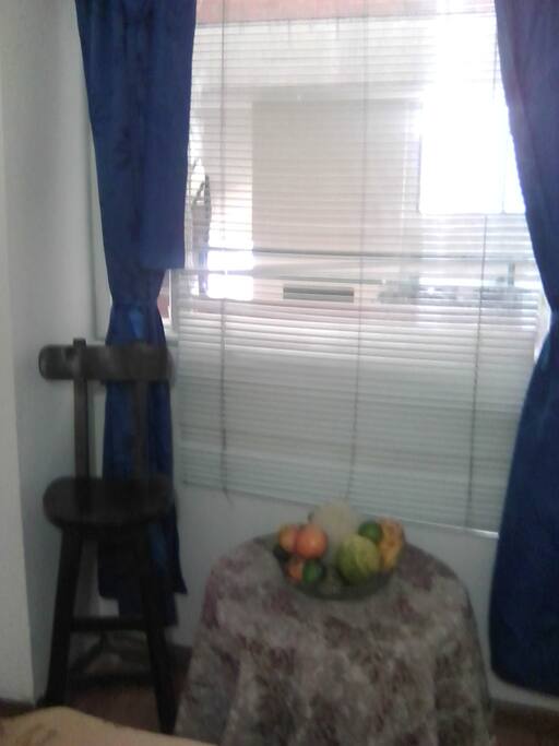 Mesita con un pequeño frutero a disponibilidad del huésped.