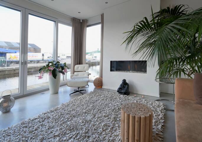 Modern stylish villa: My Amsterdam Houseboat gallery image 5