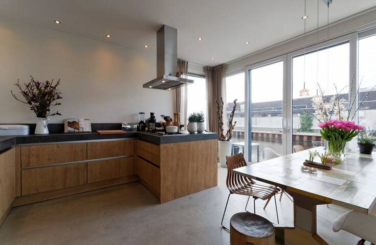 Modern stylish villa: My Amsterdam Houseboat gallery image 4