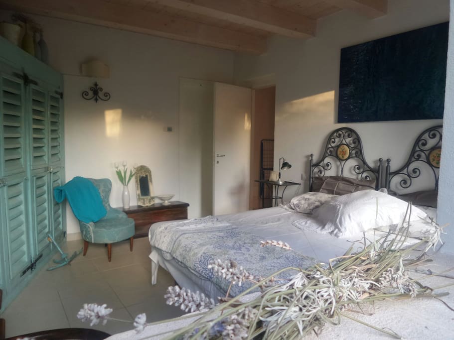Camera da letto aromatizzata con lavanda e arredata con lenzuola in percalle realizzate da un laboratorio artigianale toscano ....