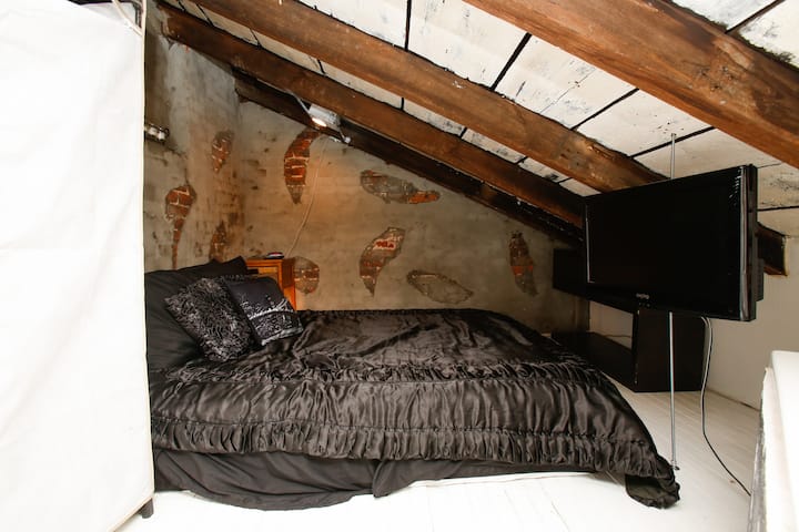 河畔套房3间卧室2个卫生间私人水疗浴缸庭院入口大淋浴间4个淋浴头，可供二楼智能DIRECTV冰箱