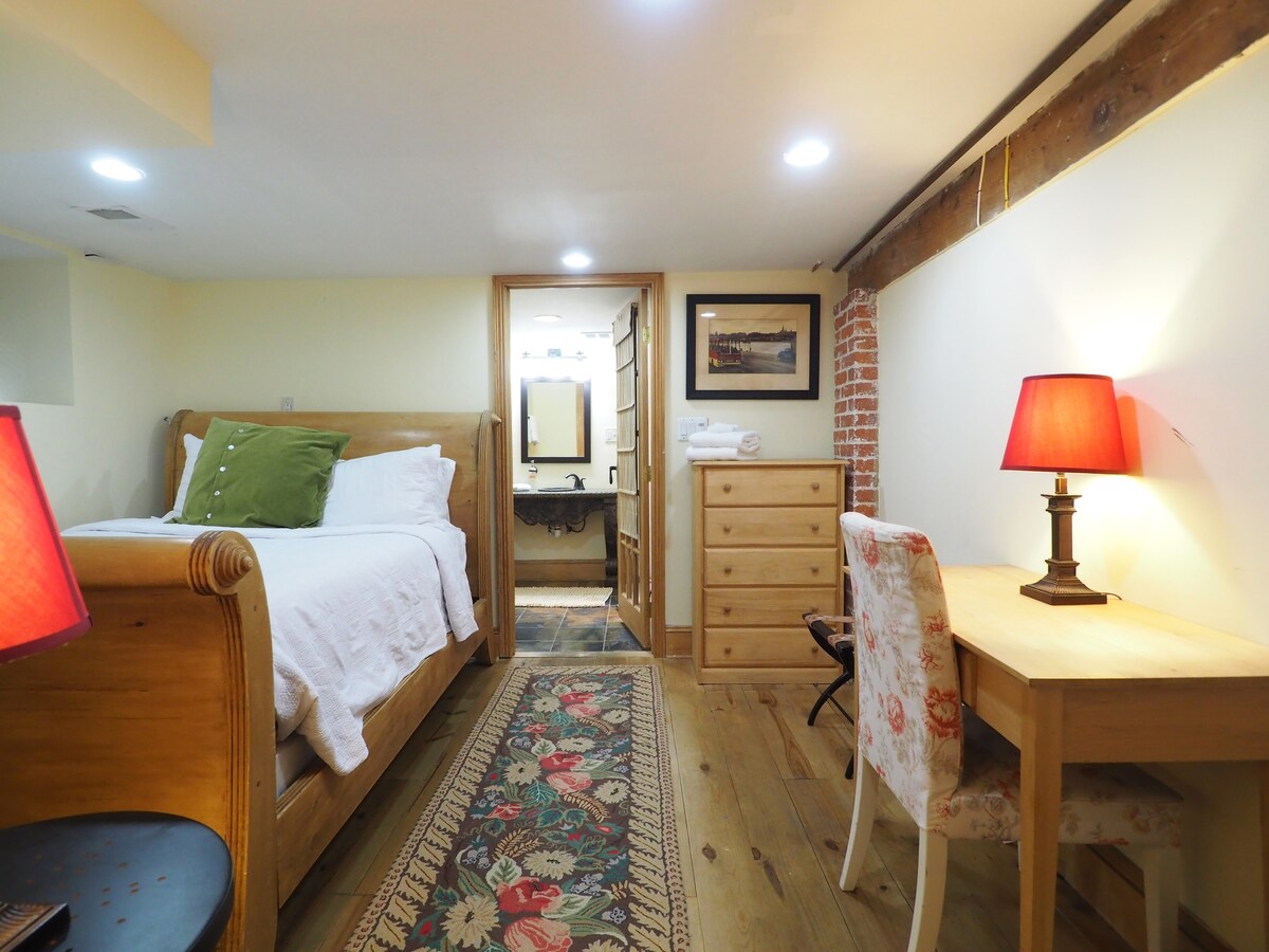 Izba hostinského. Najnižšie poschodie.  Manželská posteľ.  Vlastná kúpeľňa.