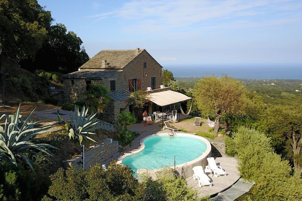 Vue aérienne de la maison, piscine et solarium