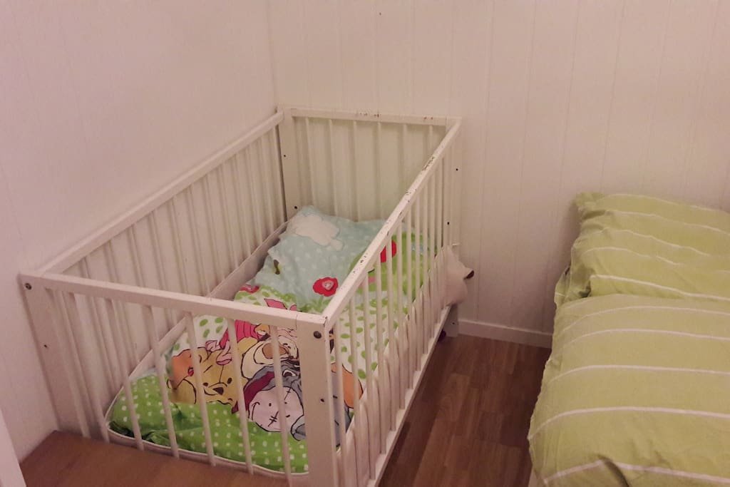 Bedroom 2: Babybed available