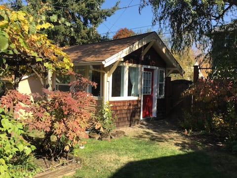 The Cozy Cottage (three blocks from UO)