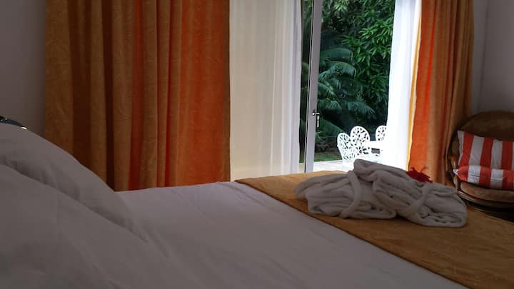 חדר שינה בקומת הקרקע עם מרפסת ונוף ליער 